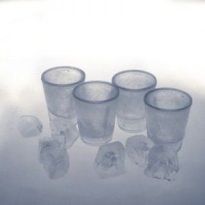 Nietopniejące Kieliszki Lodowe - krystalicznie zimny napój